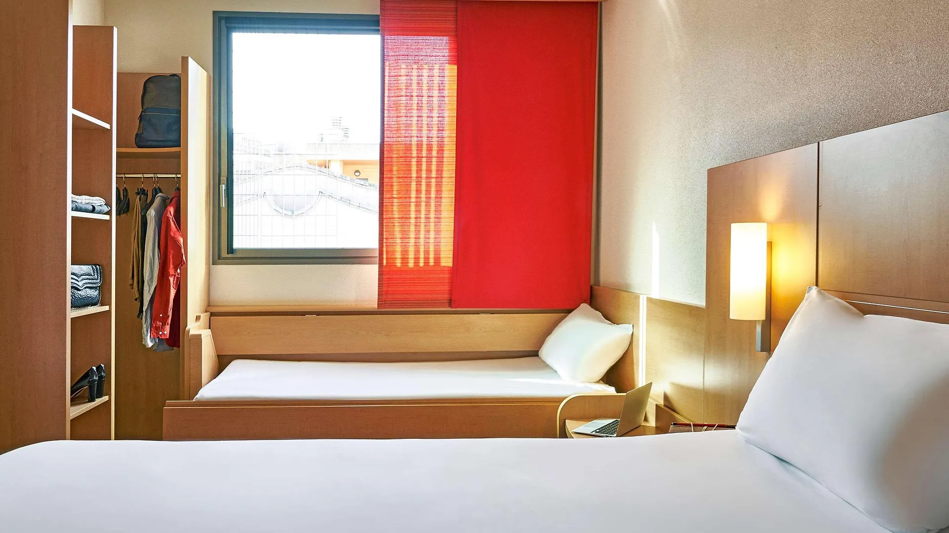 Ibis Barcelona Centro Hotel 2*,