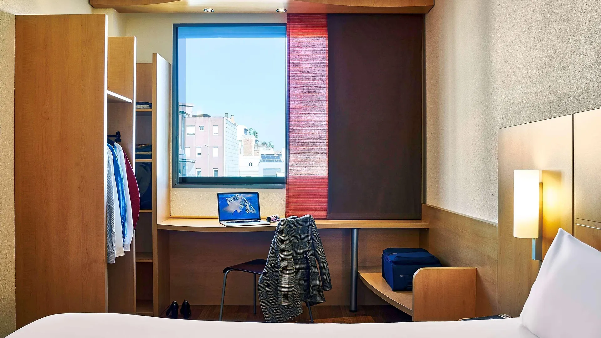 Ibis Barcelona Centro Hotel 2*,